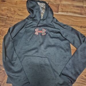 Woman's under Armour sweatshirt medium